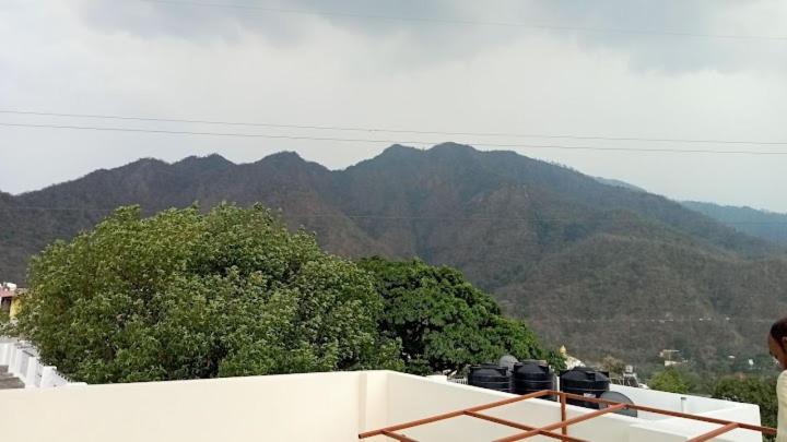 Hotel Parth Inn リシケーシュ エクステリア 写真